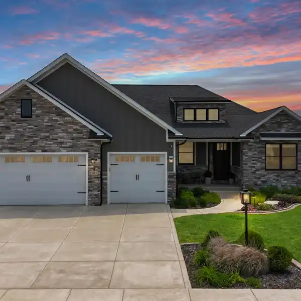 SLEEK RANCH LIVING WITH DESIGNER TOUCHES