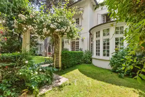 Gorgeous Private Property with Garden