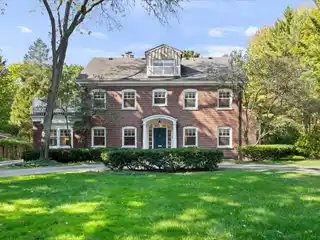 Elegant Georgian Home with Timeless Architectural Grace