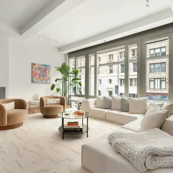 EXCLUSIVE FULL-FLOOR RESIDENCE