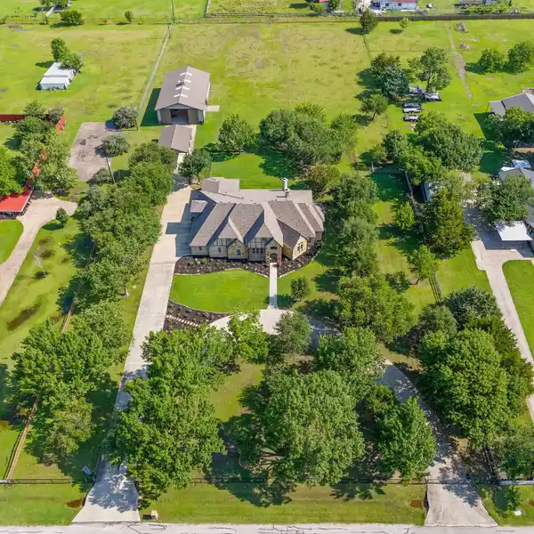 LUXURY AND COMFORT ON THREE ACRES