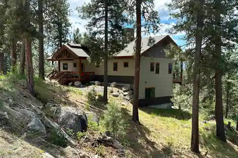 Mountain Retreat Backing to the National Forest