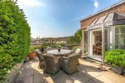 Superb Sub-Penthouse Apartment with Huge Terrace