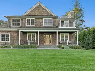 Luxuriously Chic Home with Beautiful Landscape