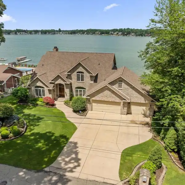 TALL CEILINGS, WOOD FLOORS, AND LAKE LIVING