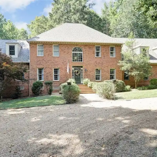 BEAUTIFULLY MAINTAINED HOME IN WINDSOR FOREST