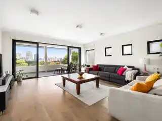 Elegant Full-floor Apartment