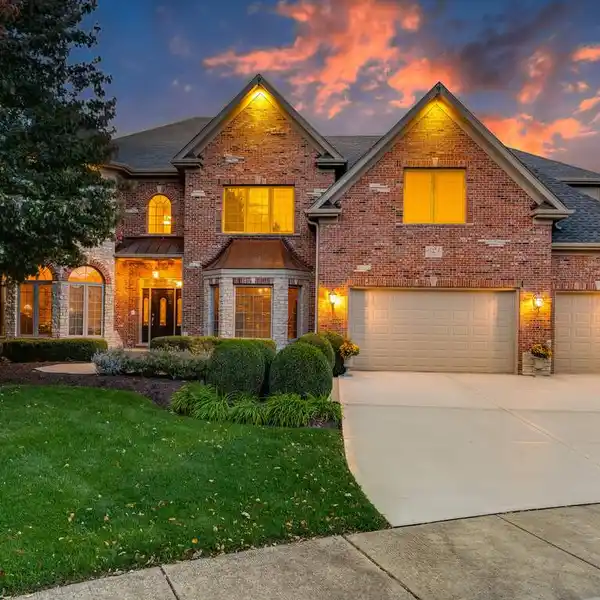 FABULOUS CUSTOM KINGS COURT HOME