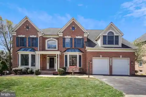 Grand Colonial on Private Cul-de-sac