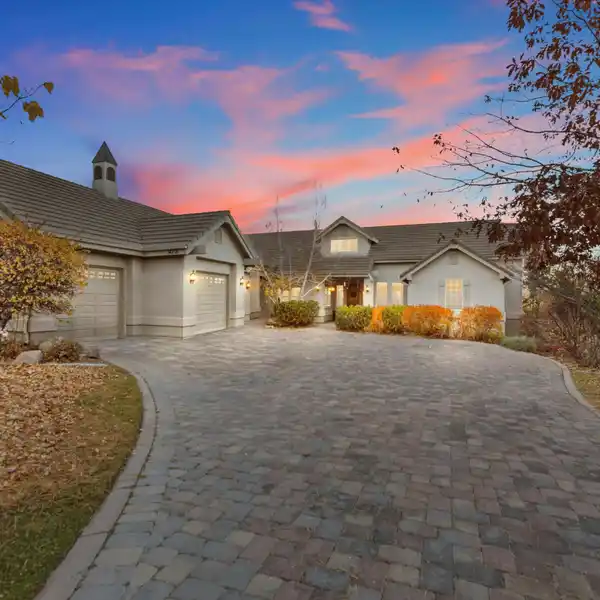 CUSTOM SADDLEHORN ESTATE WITH PANORAMIC VIEWS