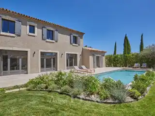 Stylish New Build Near Village Center