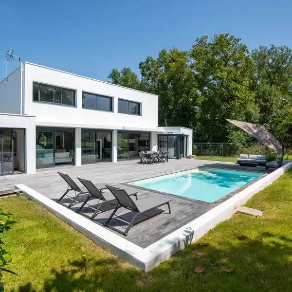 CONTEMPORARY VILLA ON THE EDGE OF A VINEYARD