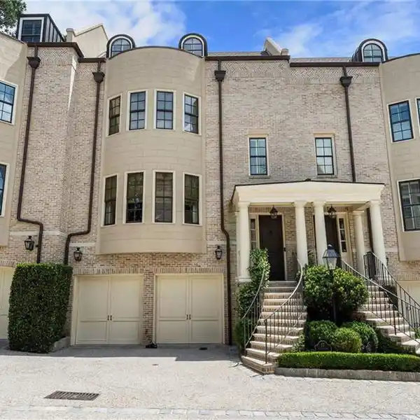 SPACIOUS AND ELEGANT TOWNHOME