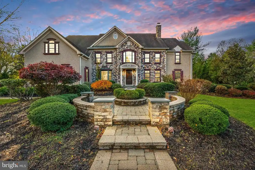 Elegant Custom Home in a Sought-after Area