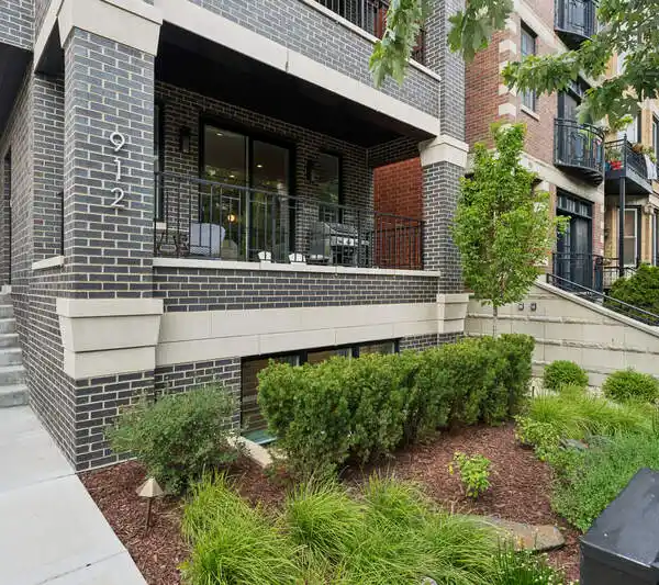 SPRAWLING DUPLEX DOWN THAT LIVES LIKE A SINGLE-FAMILY HOME