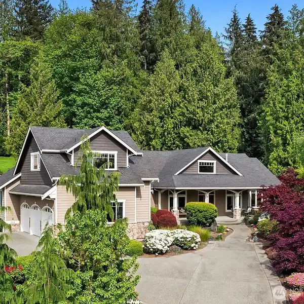 SPECTACULAR HOME IN THE HIGHLANDS