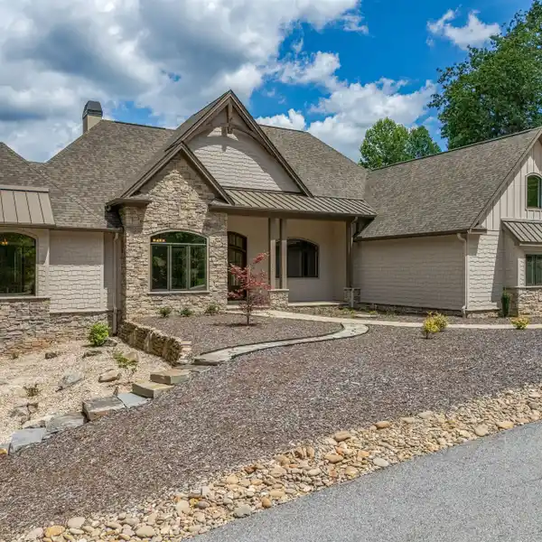 NEW LUXURY CONSTRUCTION WITH PANORAMIC MOUNTAIN VIEWS