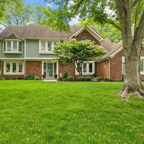 LUXURY AND COMFORT IN SOUGHT-AFTER FOSTER MANOR