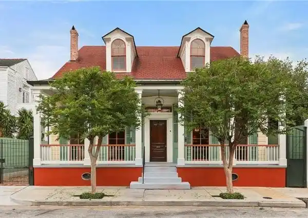 EARLY 19TH-CENTURY CENTER HALL COTTAGE