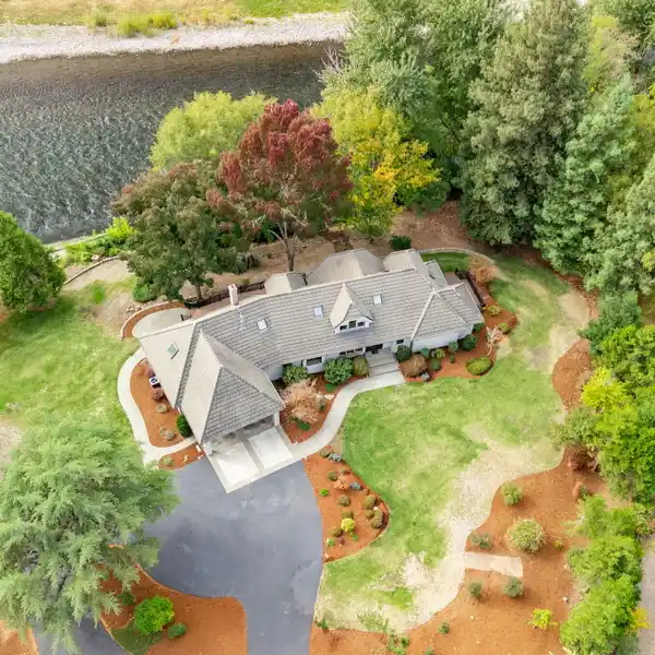 BEAUTIFUL PROPERTY OVERLOOKING THE ROGUE RIVER