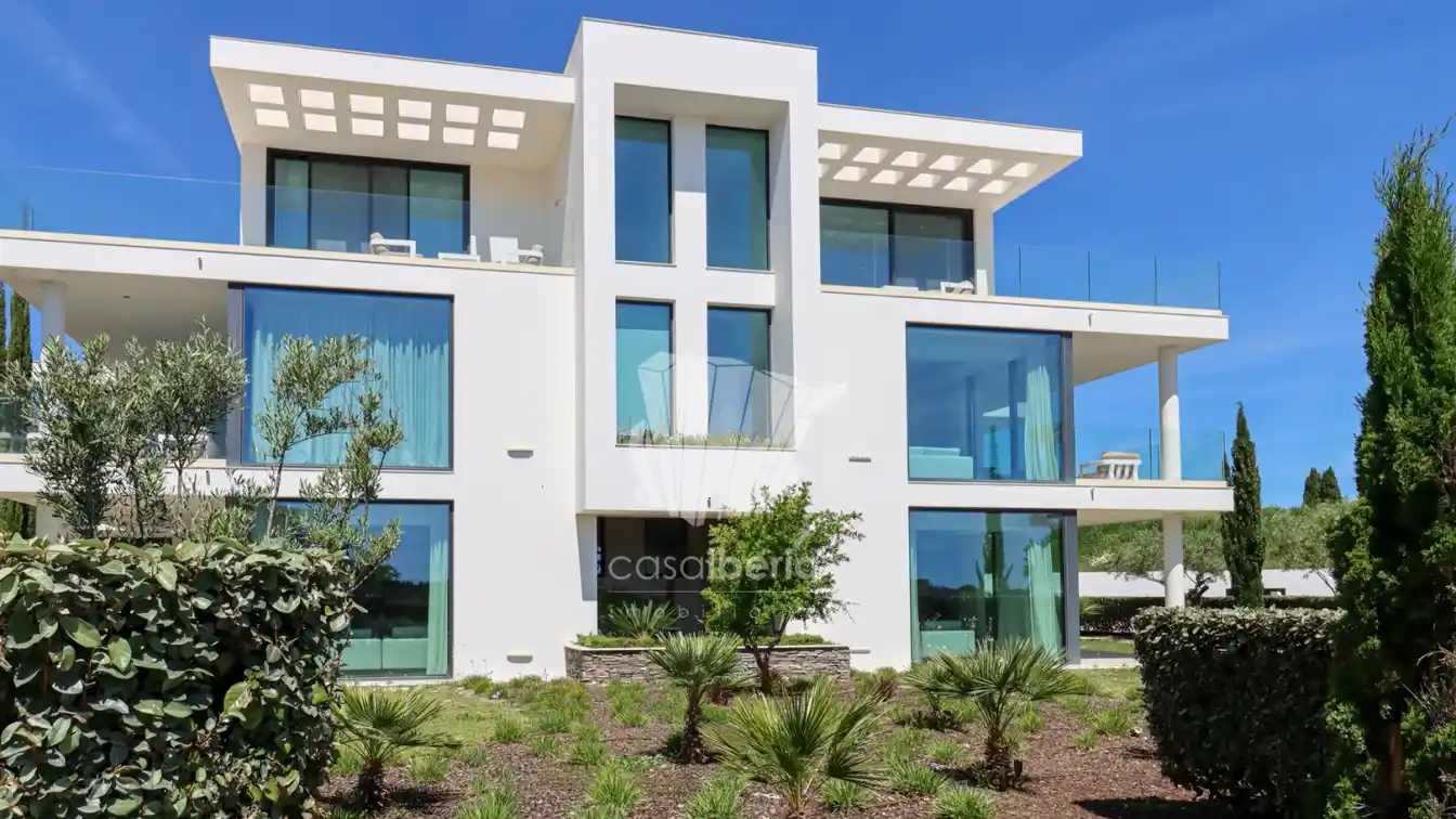Stylish Penthouse in Beachfront Cityscape