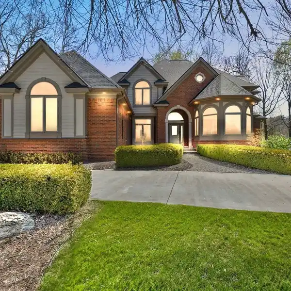 WELL-MAINTAINED COLONIAL IN CENTURY OAKS