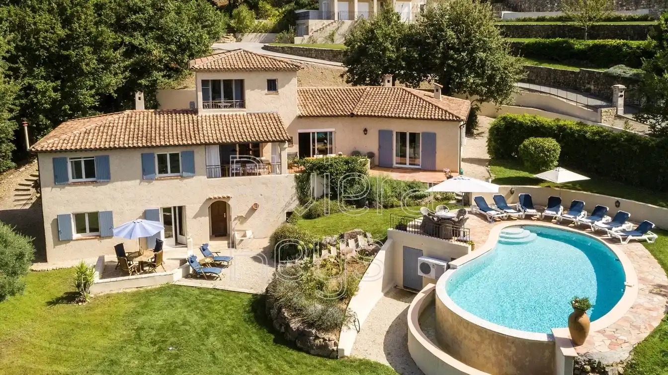 Magnificent Villa with Delightful Garden