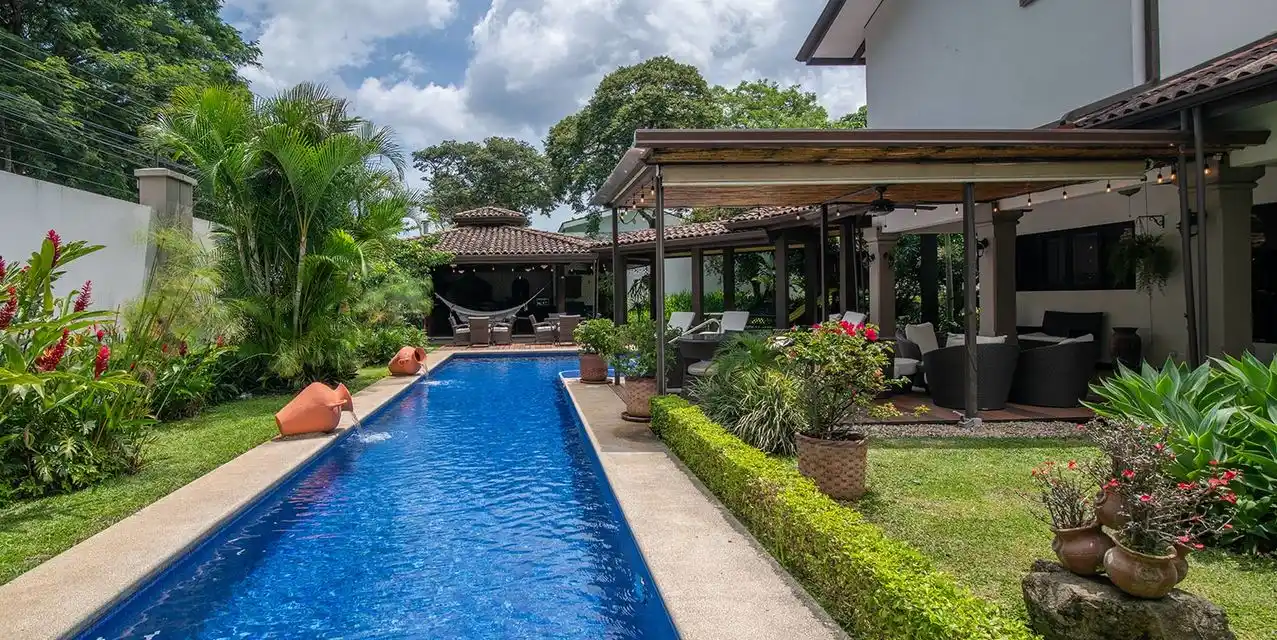 Contemporary Charm Meets Garden Bliss
