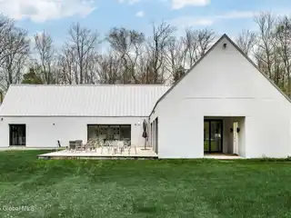 Bold Modern Lakefront Retreat