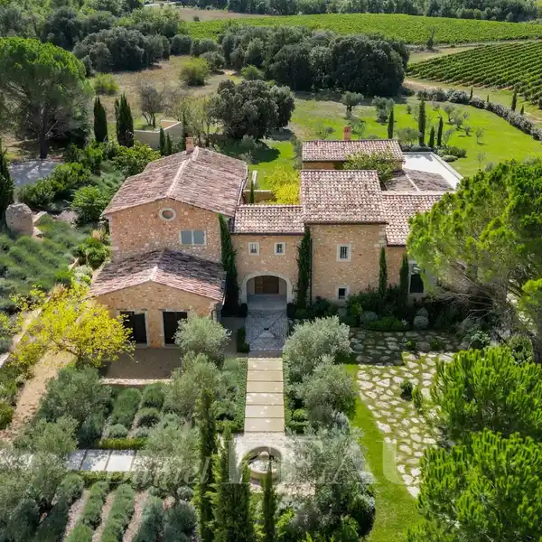 REFINED PROPERTY IN A PEACEFUL SETTING