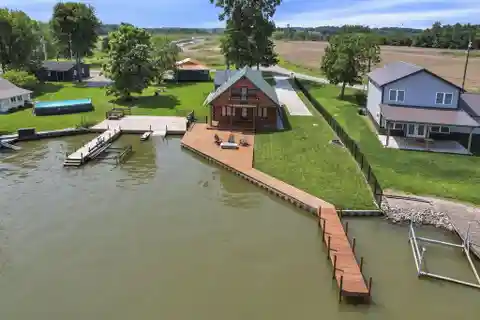 Charming Cabin with Private Dock