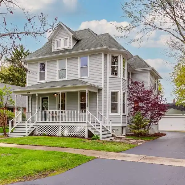 BEAUTIFULLY UPDATED FARMHOUSE STEPS TO DOWNTOWN