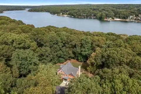 Waterfront Sanctuary with Kayak Access and Scenic Landscape