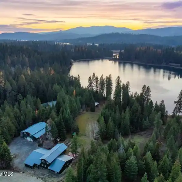 EXQUISITE LAKEFRONT ESTATE