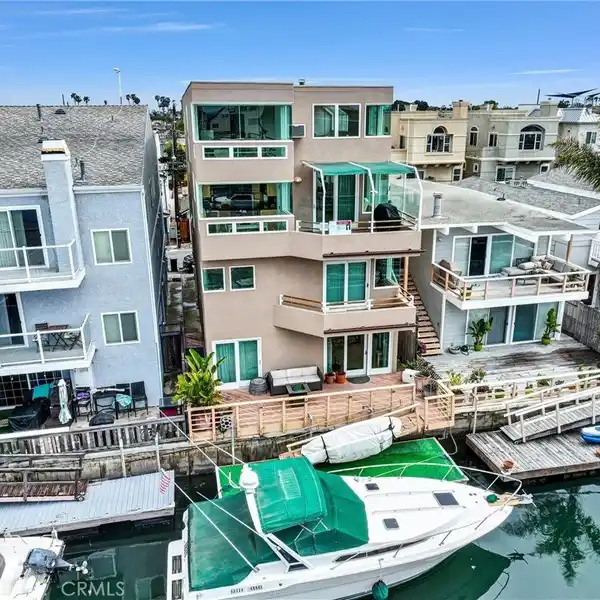 LUXURY WATERFRONT TOWNHOUSE ON SUNSET ISLAND