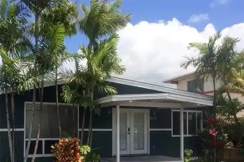 Cozy Home - Walk to the Beach