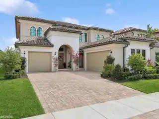 Beautifully Upgraded Lakefront Home in Parkland Bay