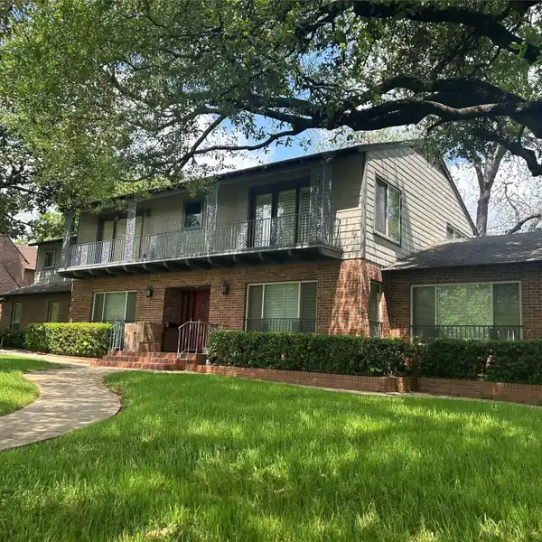STATELY HOME IN STEVENS PARK