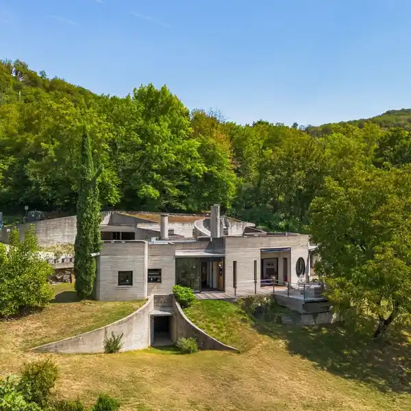 CONTEMPORARY ARCHITECT-DESIGNED HOUSE