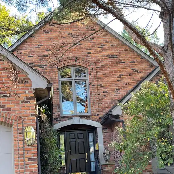 GRAND FOYER ELEGANCE WITH PRIVATE WOODLAND SERENITY