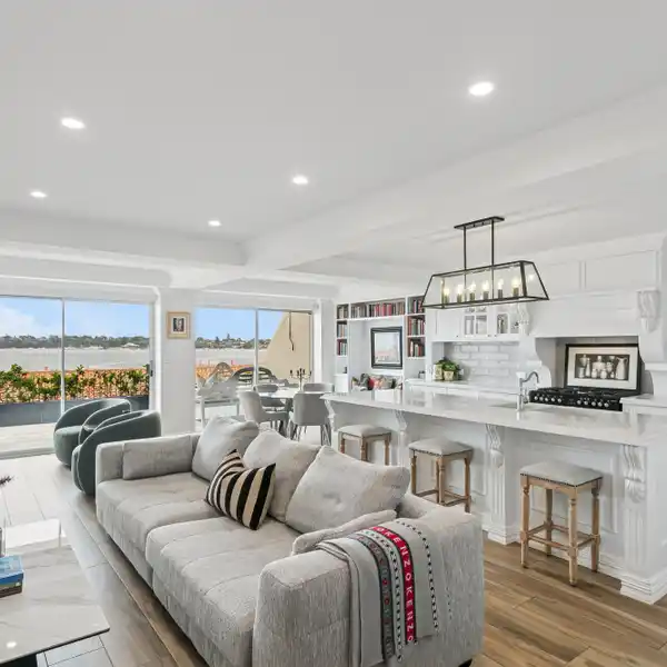 ENTERTAINER’S RIVERSIDE TOWNHOUSE WITH CORIAN KITCHEN AND BBQ