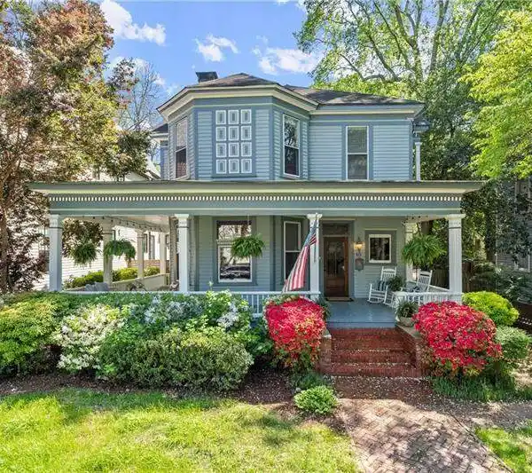 TIMELESS VICTORIAN ELEGANCE IN THE HEART OF MIDTOWN