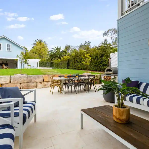 STUNNING RESIDENCE OPPOSITE GLENBROOK LAGOON