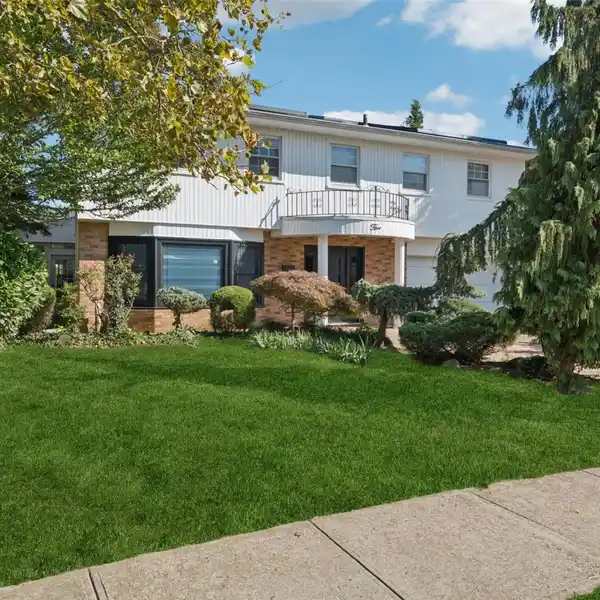 STUNNINGLY SPACIOUS CONTEMPORARY HOME