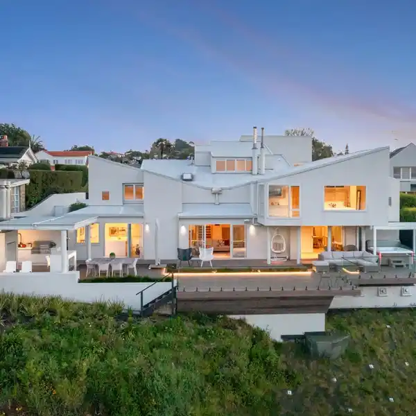 LUXURY LIVING WITH PANORAMIC VIEWS