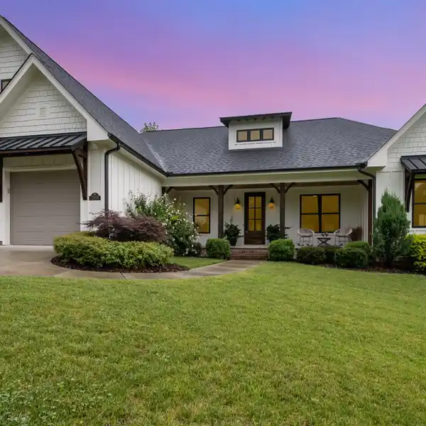 VAULTED-CEILING RETREAT WITH BRIGHT DESIGN