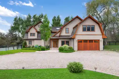 Open-concept Gambrel Home for Rent in Water Mill