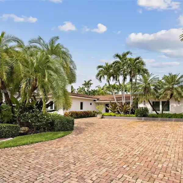 EXCEPTIONAL RESIDENCE IN PRESTIGIOUS KEY BISCAYNE