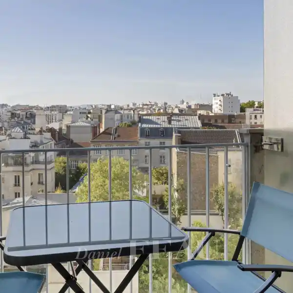 STYLISH EIGHTH-FLOOR HOME IN VIBRANT LOCATION