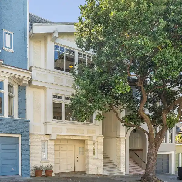 TIMELESS ELEGANCE WITH ICONIC CITY VIEWS